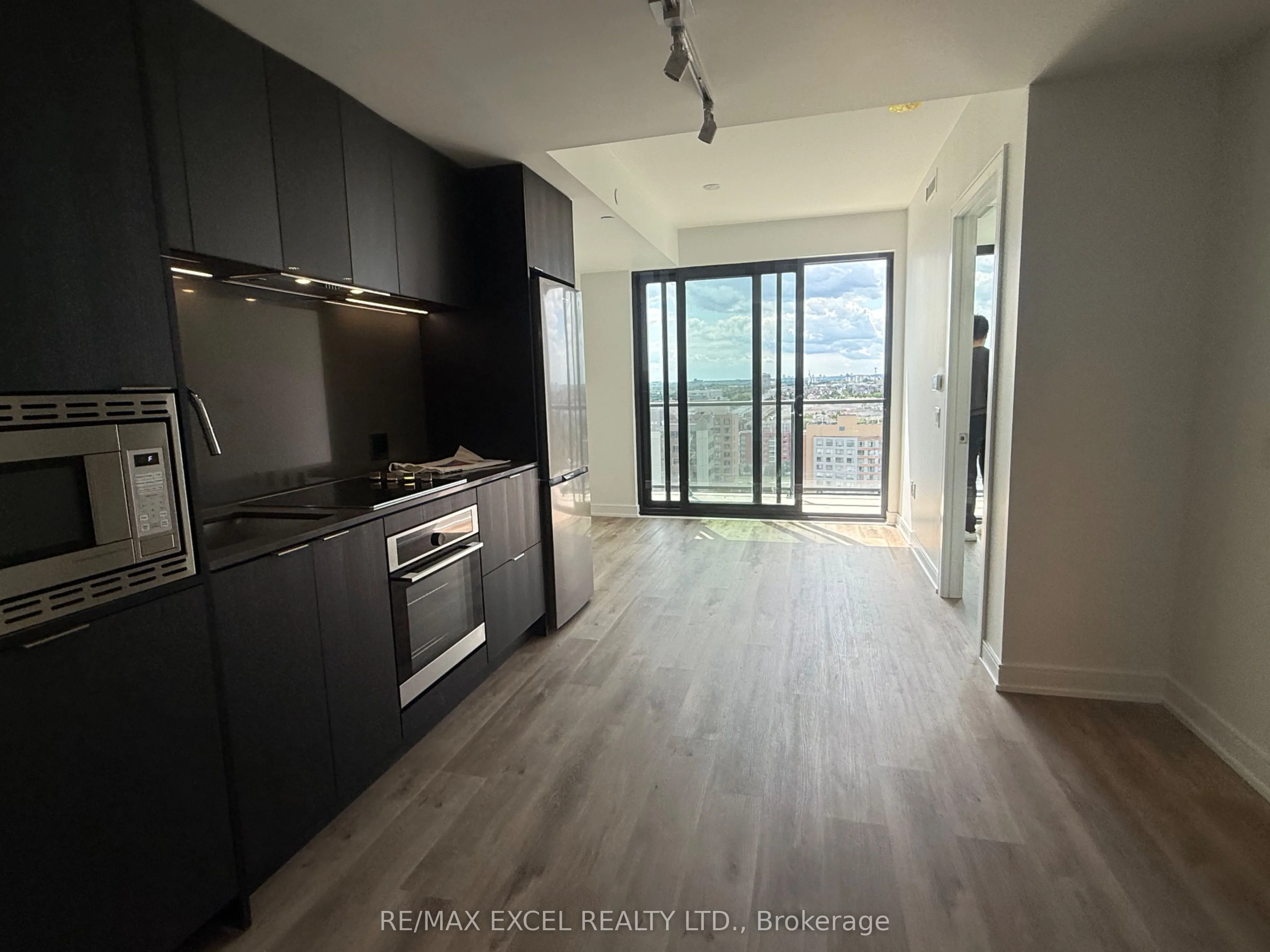 89 Dundas Street W, #07
