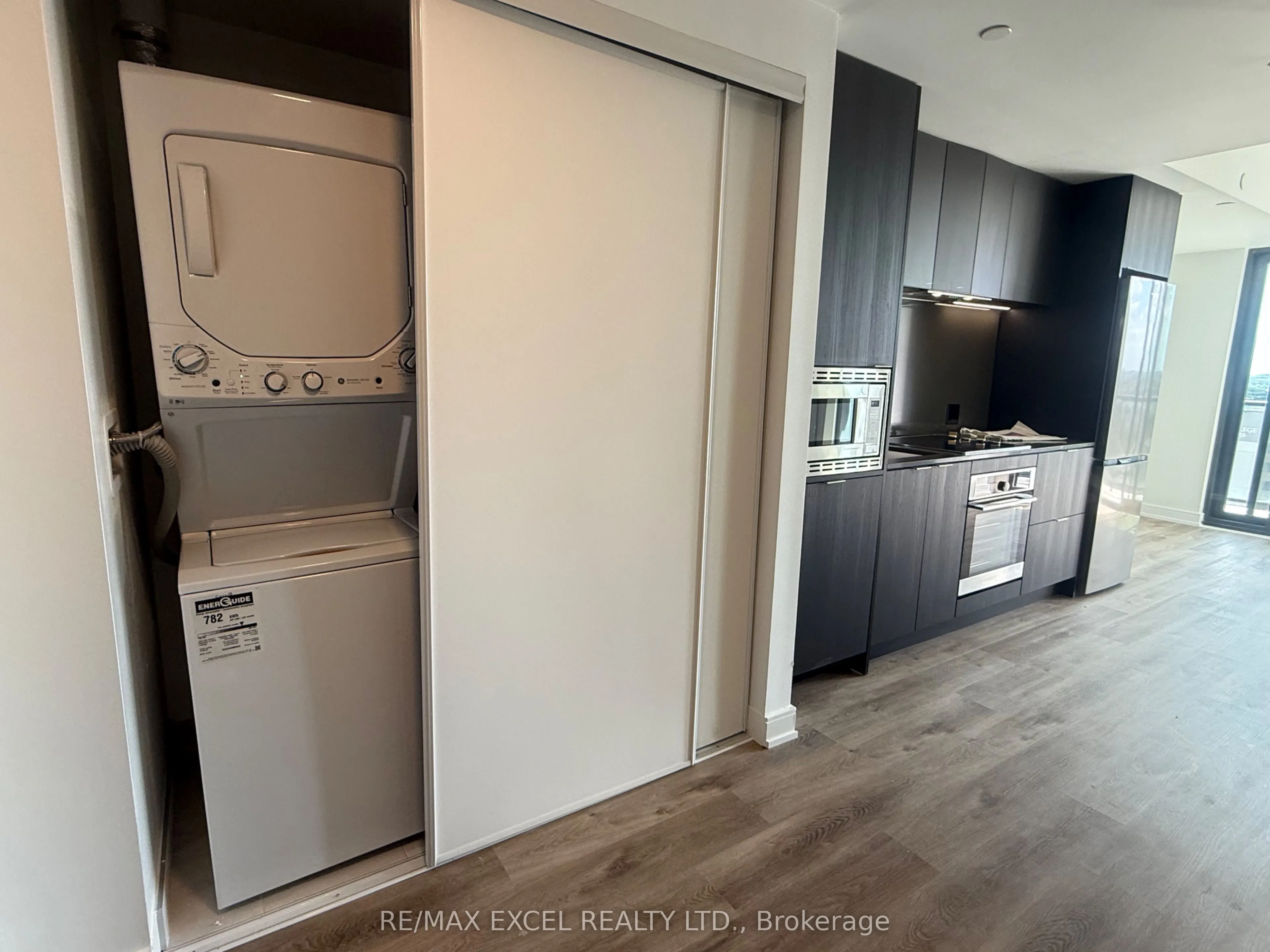 89 Dundas Street W, #07