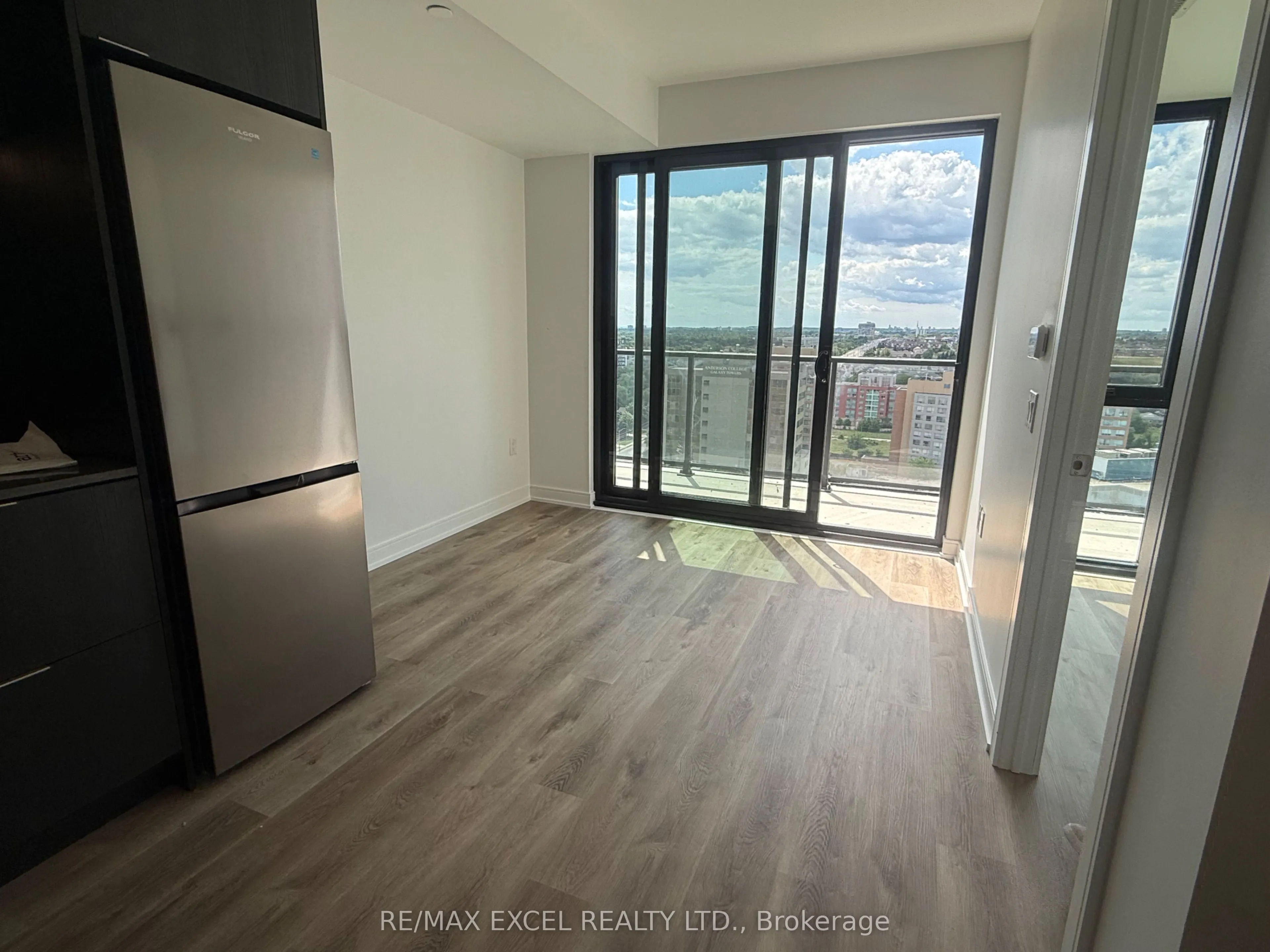 89 Dundas Street W, #07