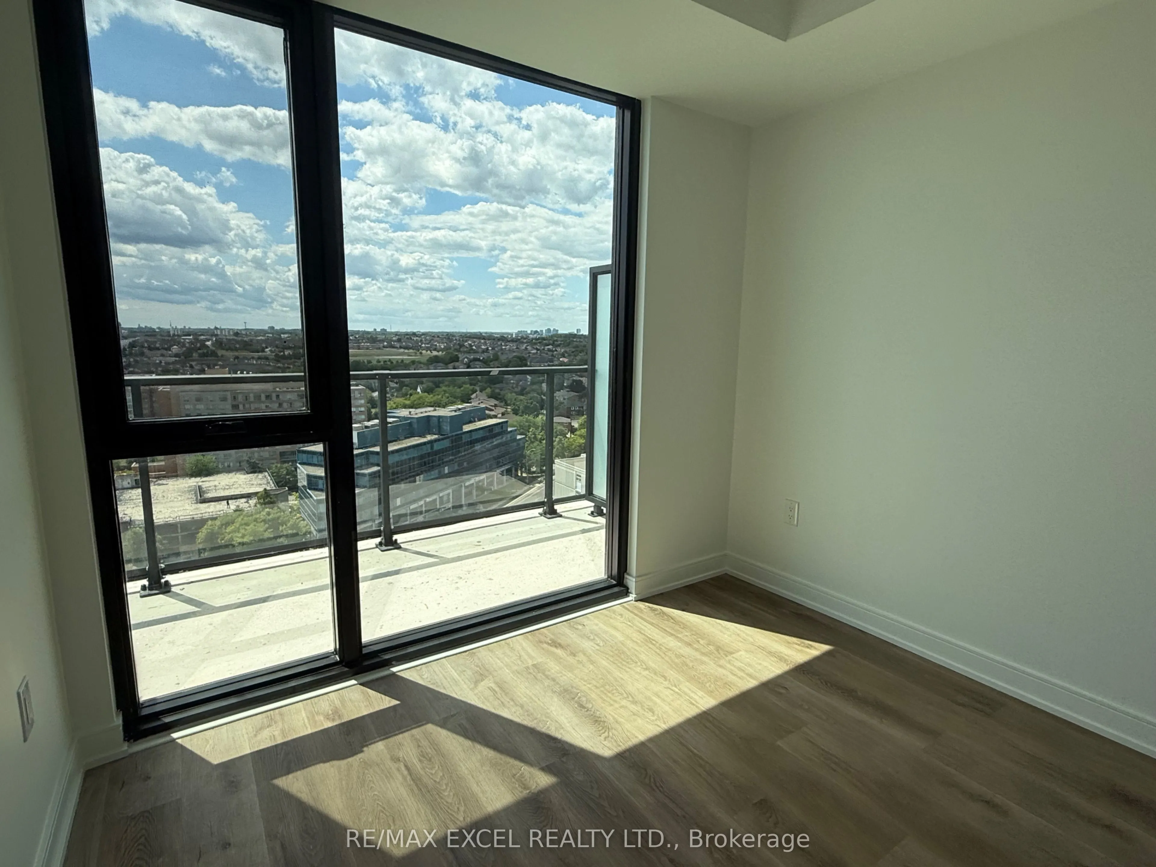 89 Dundas Street W, #07