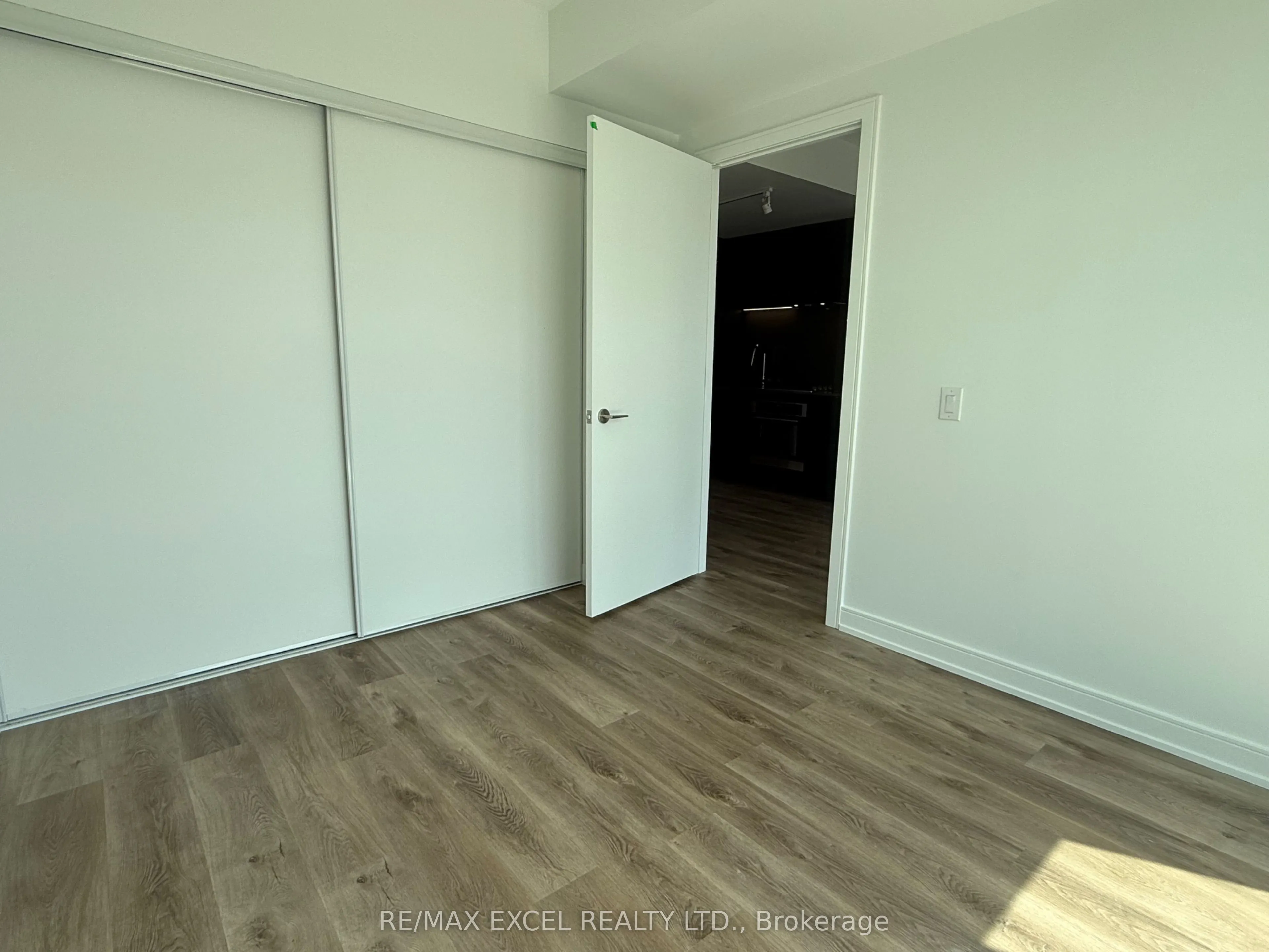 89 Dundas Street W, #07