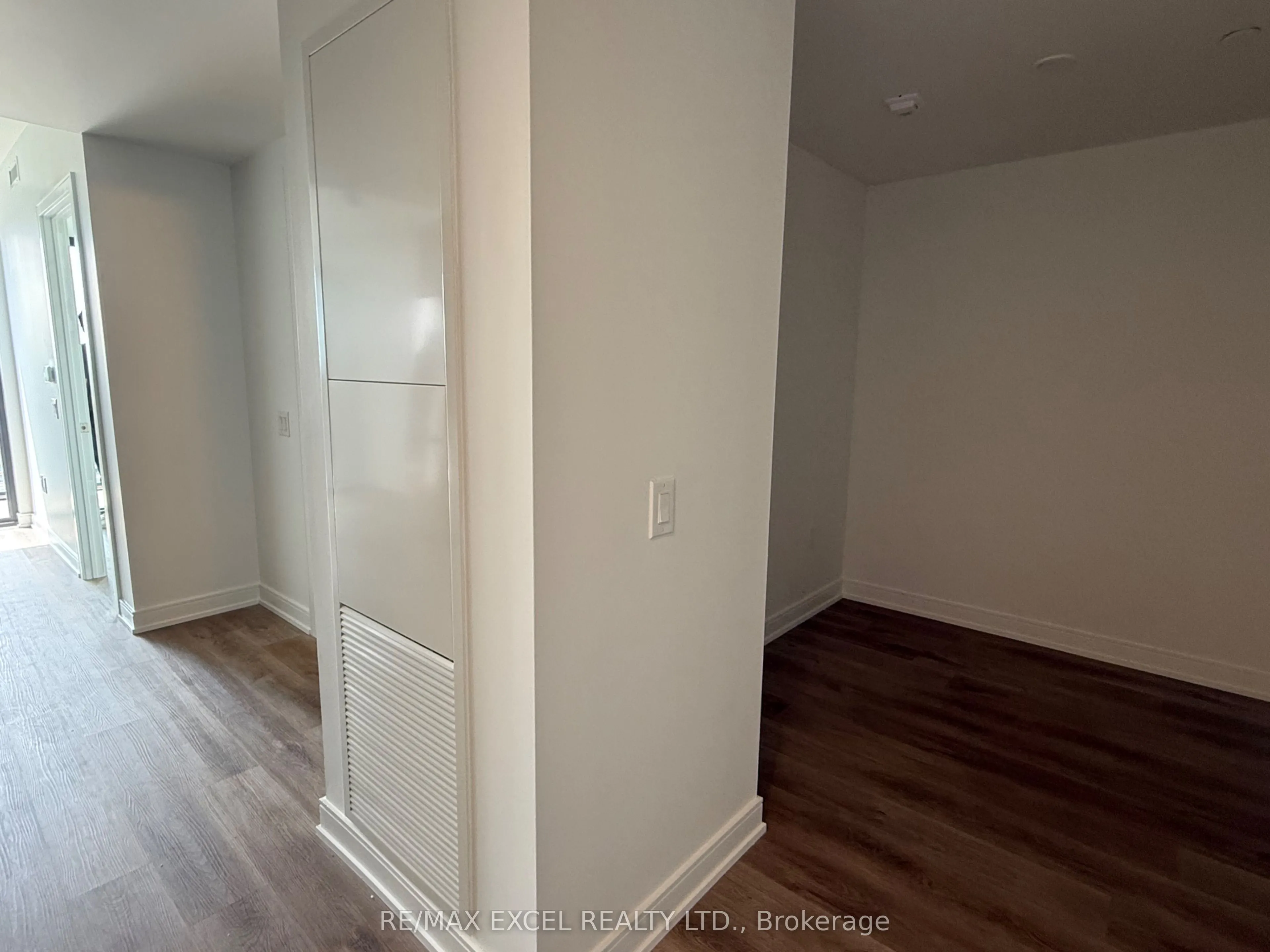 89 Dundas Street W, #07