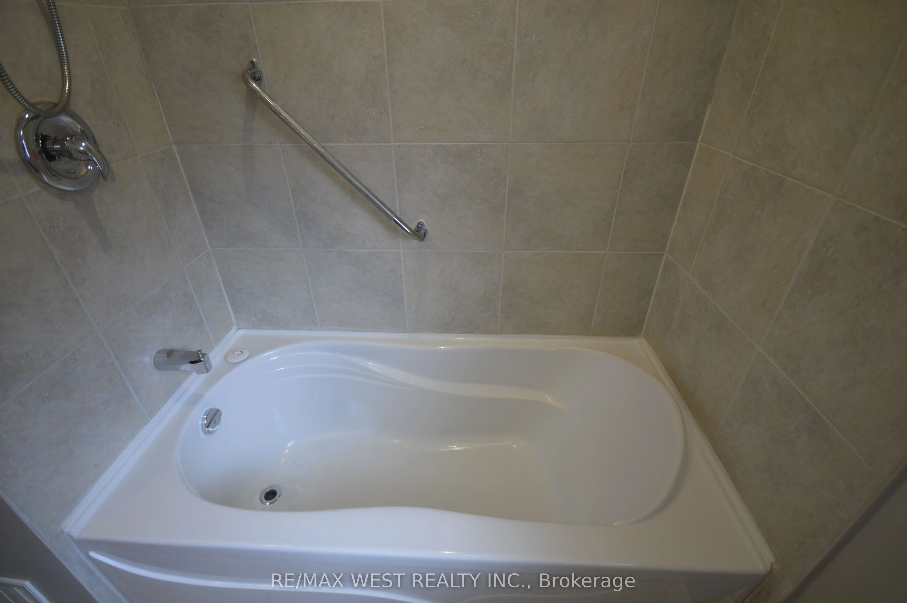 23 Bairstow Crescent, #Main