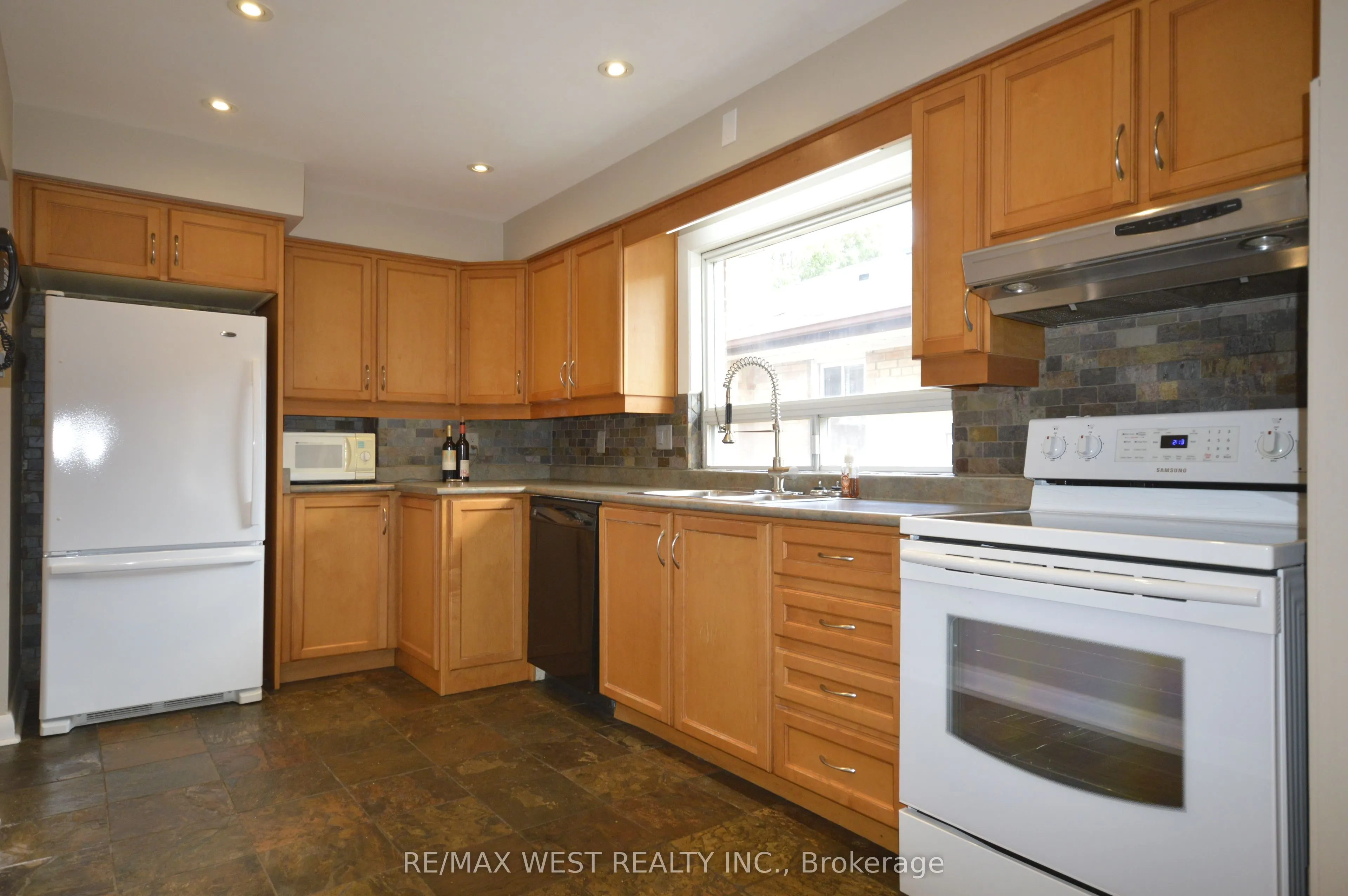 23 Bairstow Crescent, #Main