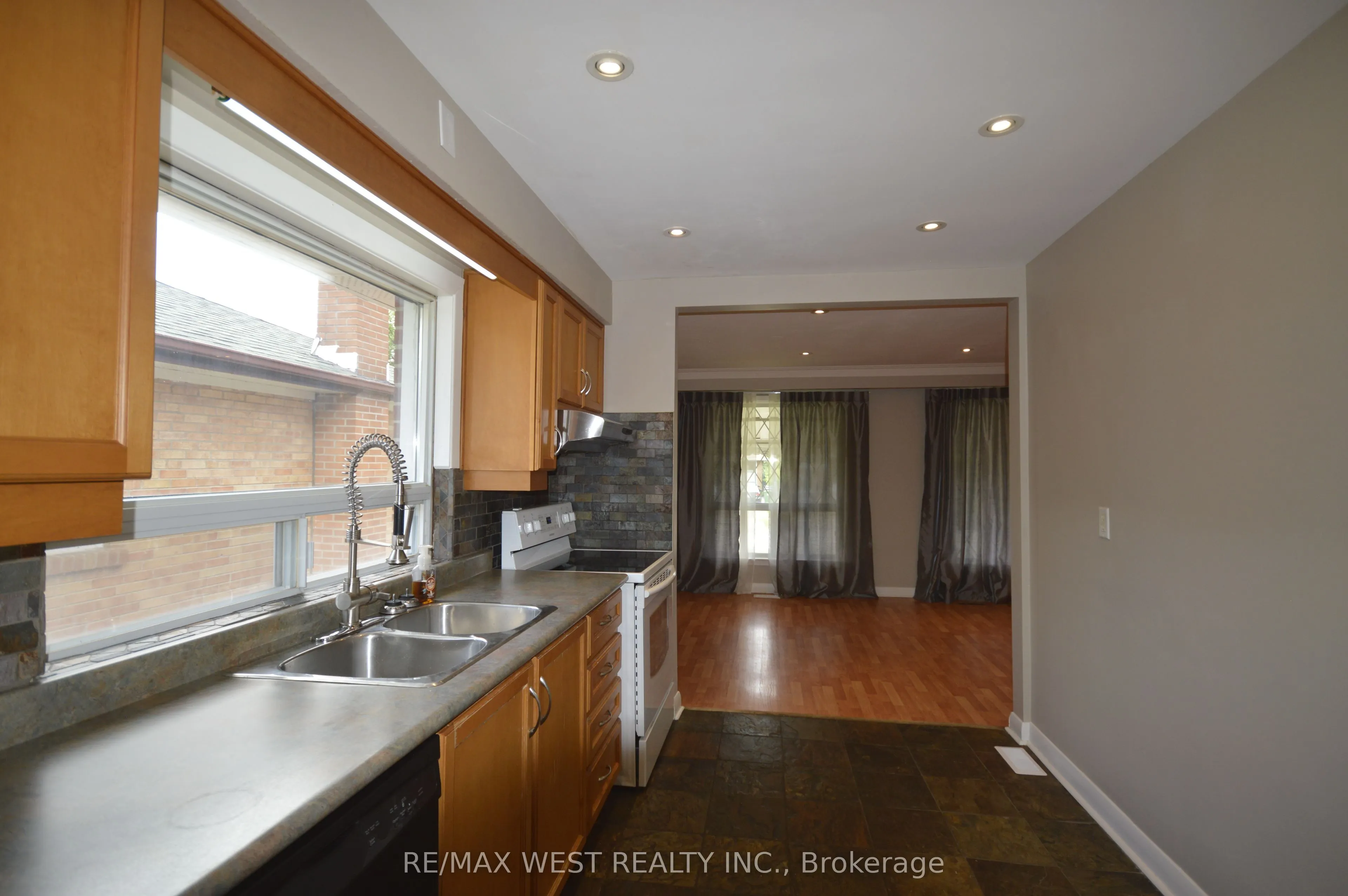 23 Bairstow Crescent, #Main