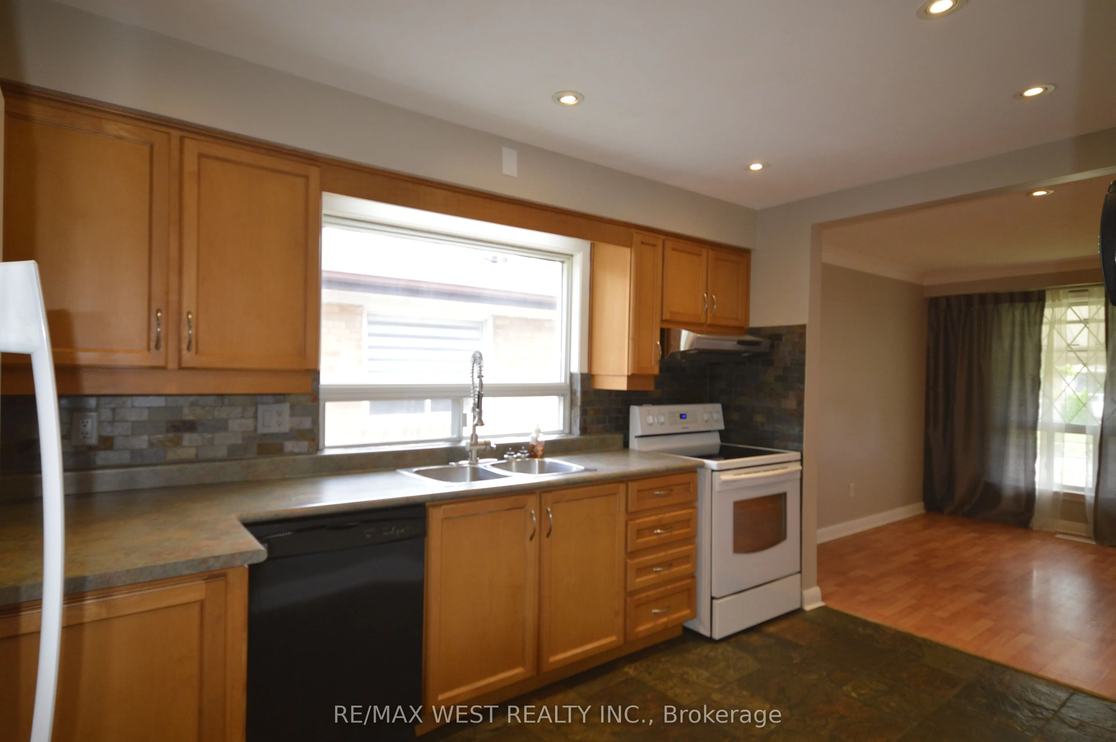 23 Bairstow Crescent, #Main