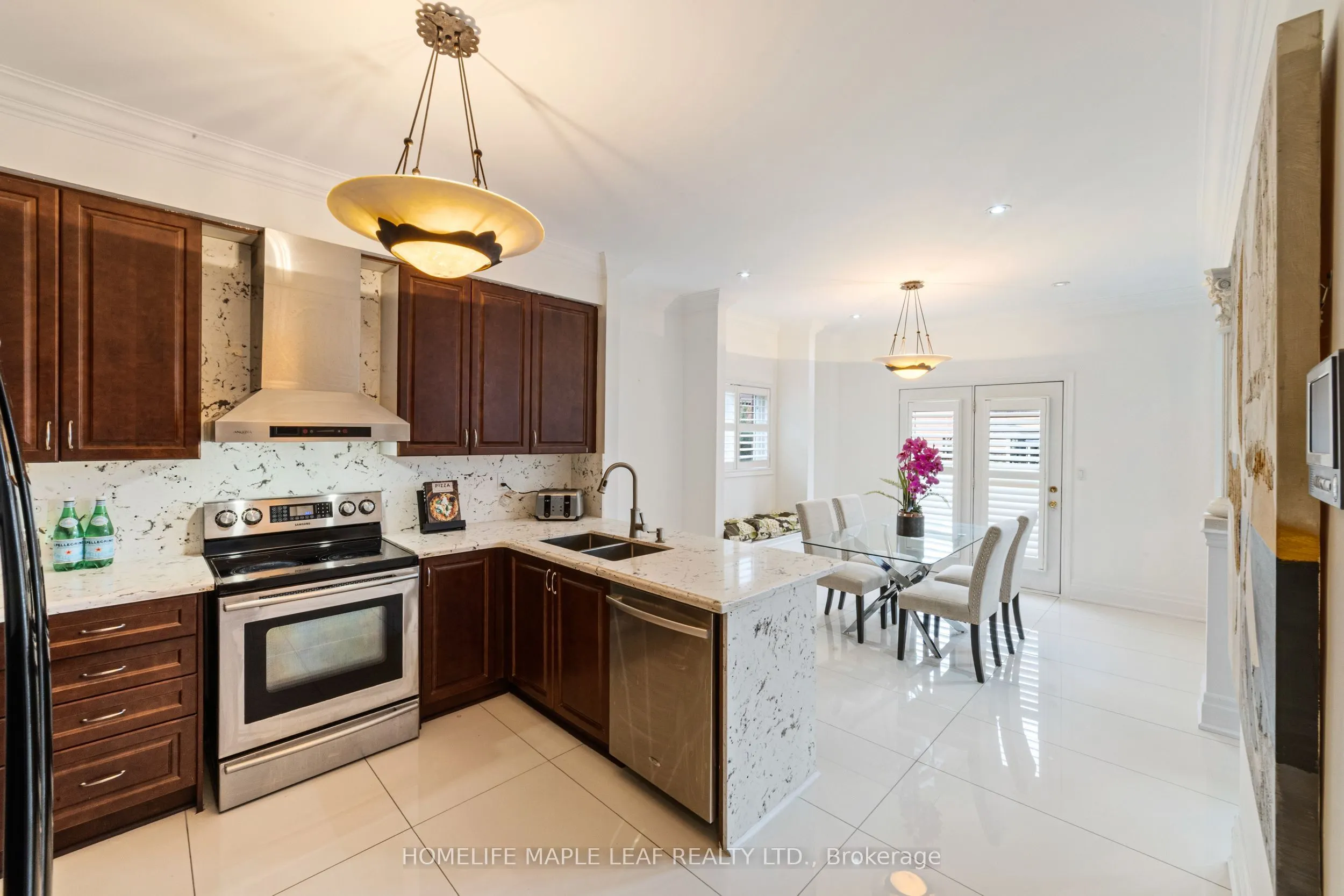 18 Regis Circle