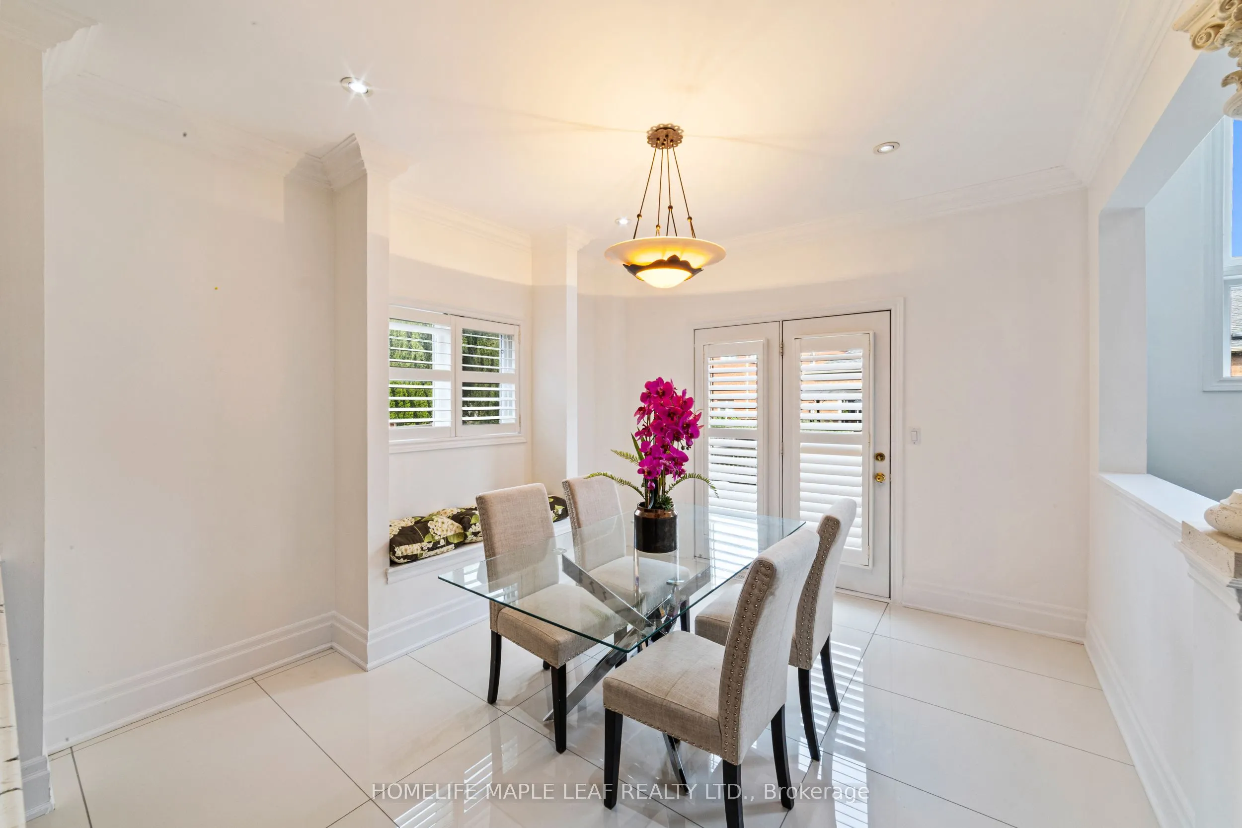 18 Regis Circle