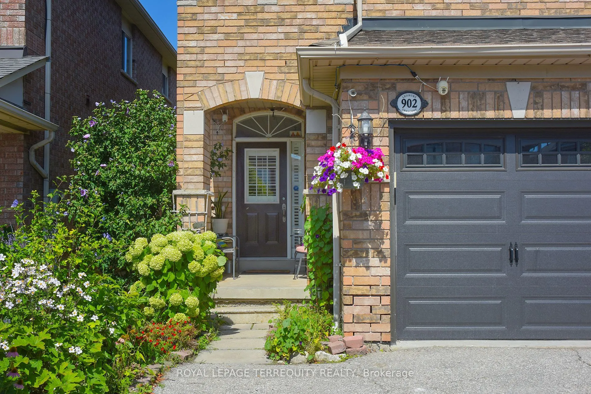 902 Ledbury Crescent