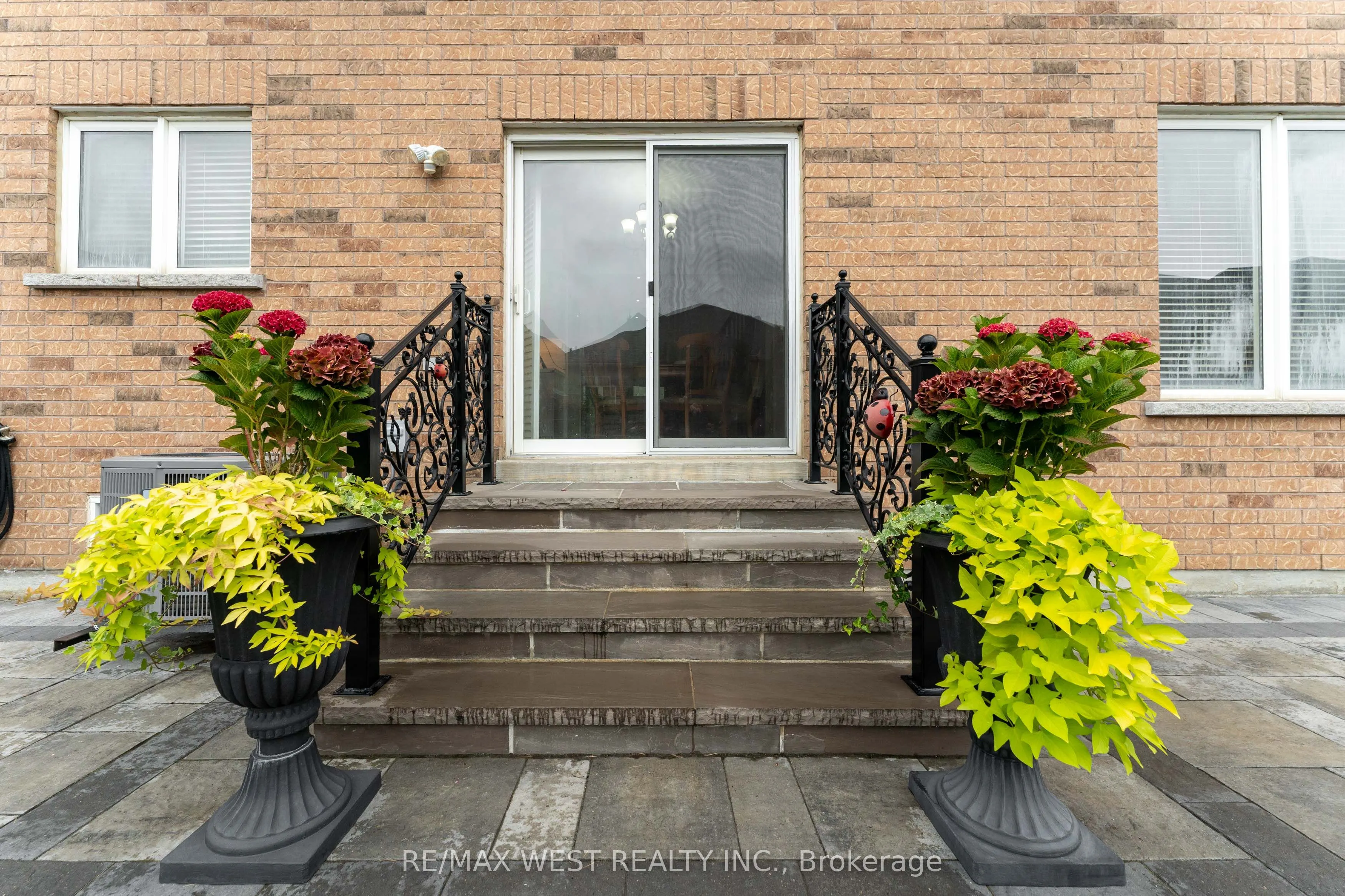 8 Yellow Avens Boulevard