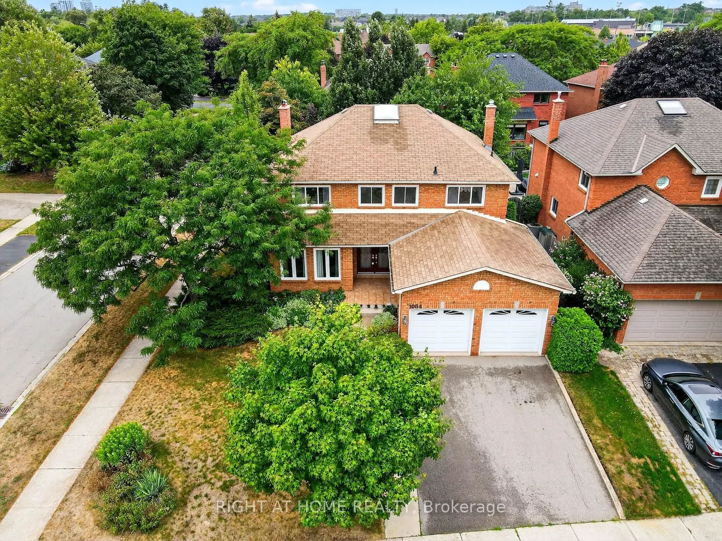 1084 Grandeur Crescent