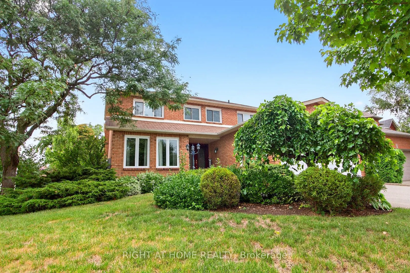 1084 Grandeur Crescent