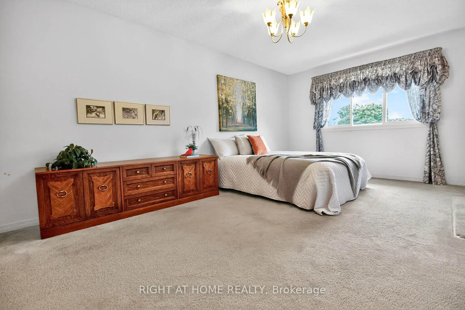 1084 Grandeur Crescent