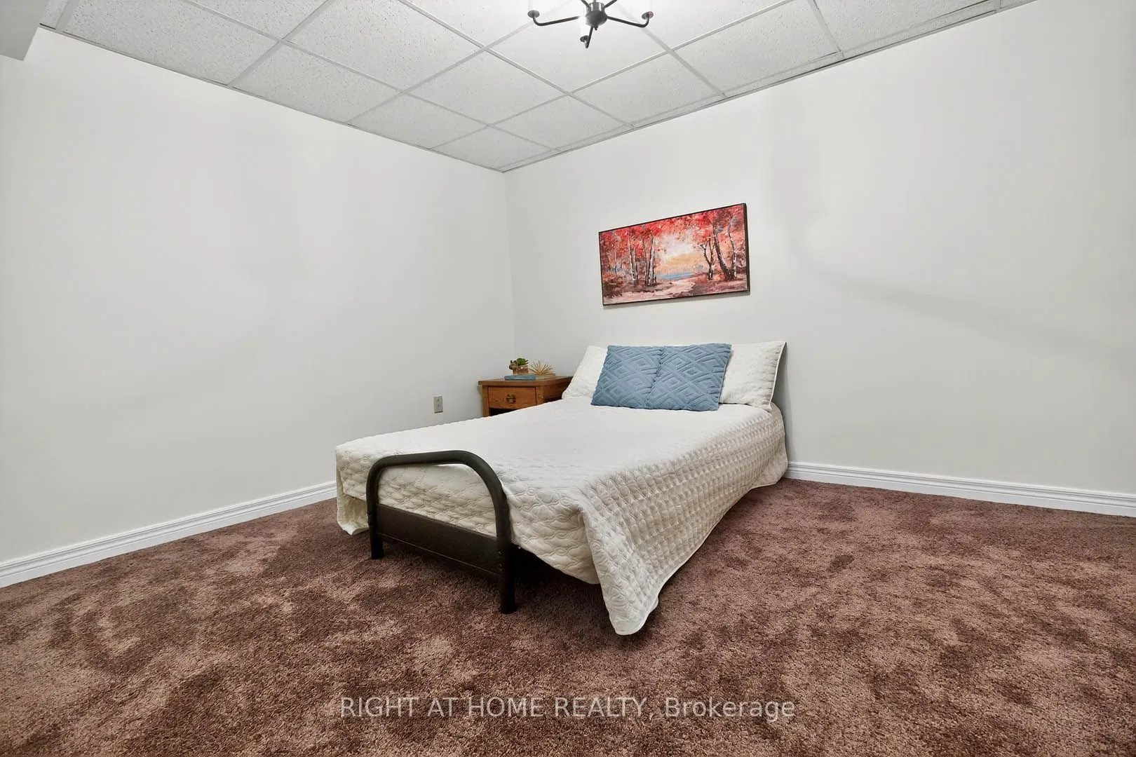 1084 Grandeur Crescent