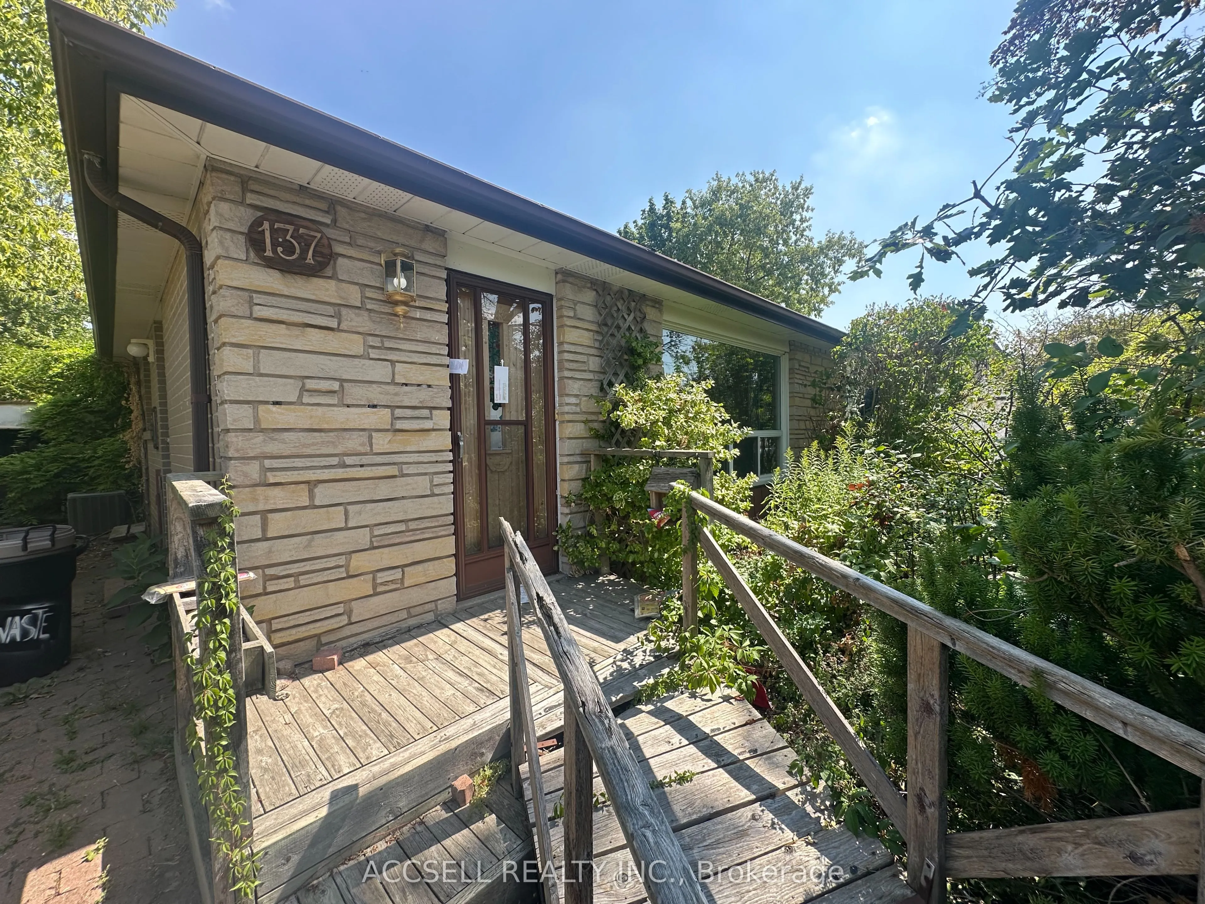 137 Earnscliffe Circle