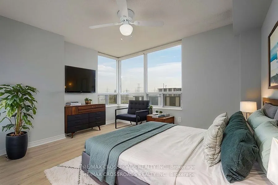5233 Dundas Street W, #528