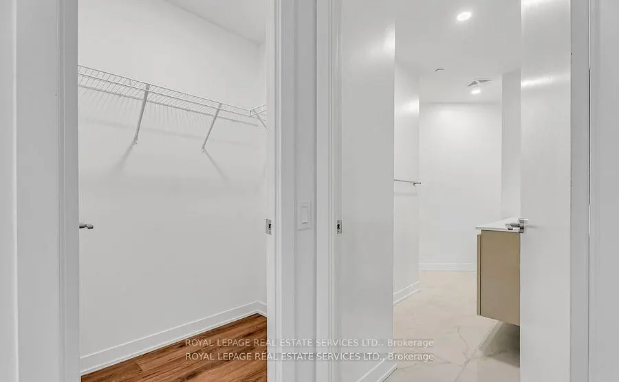 395 Dundas Street W, #317