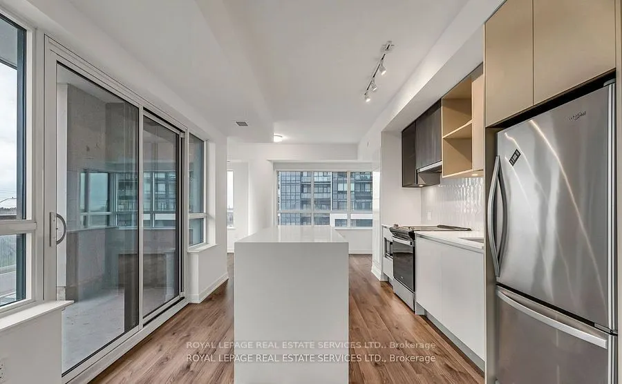 395 Dundas Street W, #317