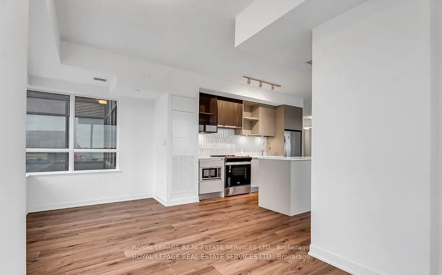 395 Dundas Street W, #317
