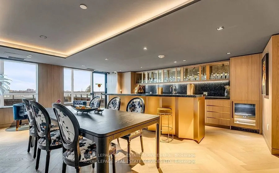 395 Dundas Street W, #317