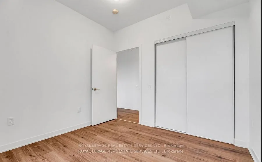 395 Dundas Street W, #317