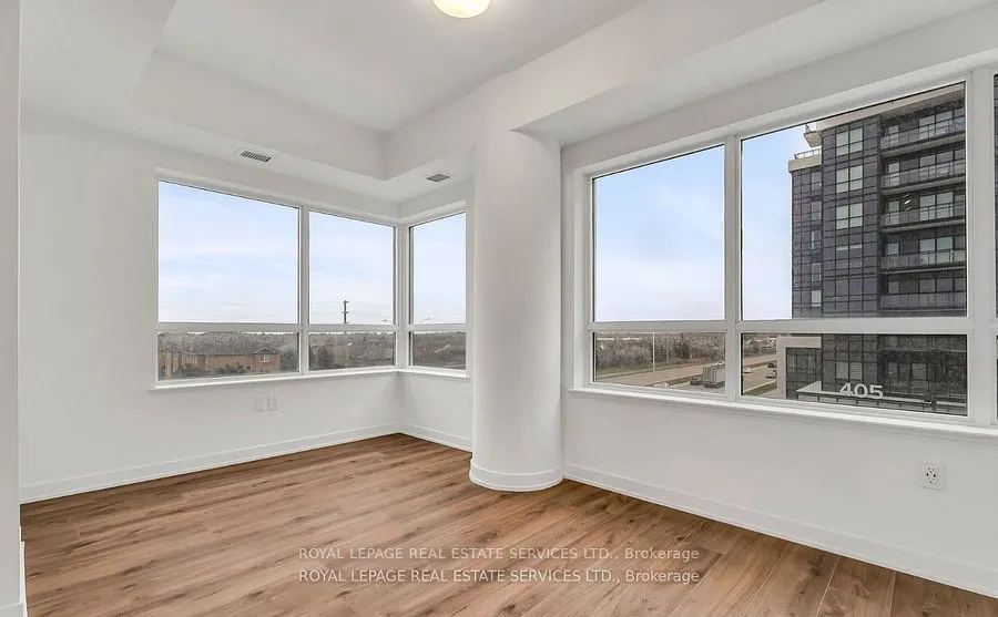 395 Dundas Street W, #317