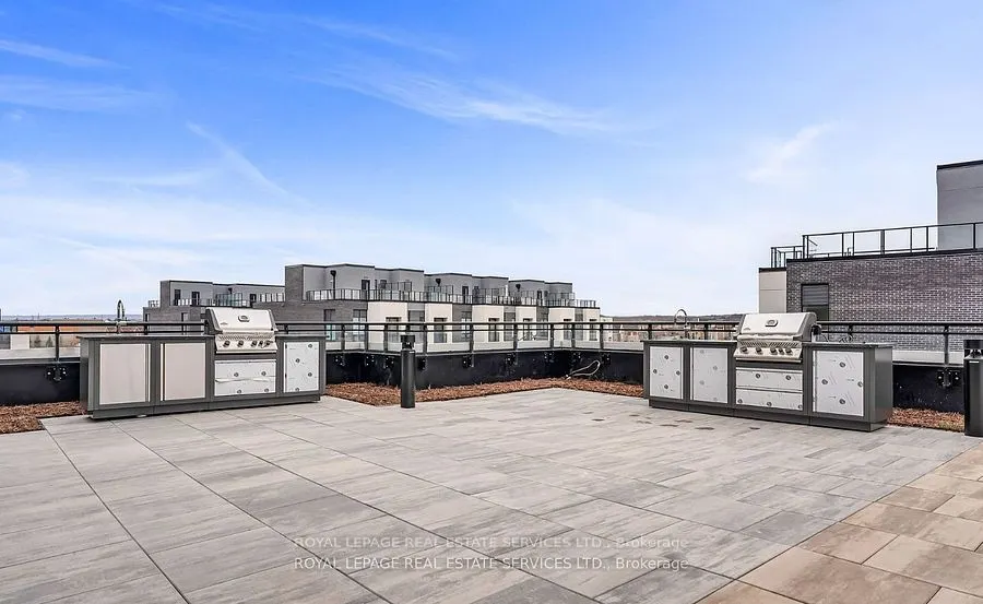 395 Dundas Street W, #317