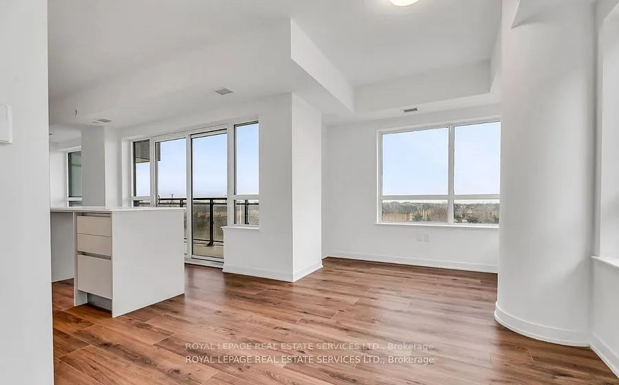 395 Dundas Street W, #317