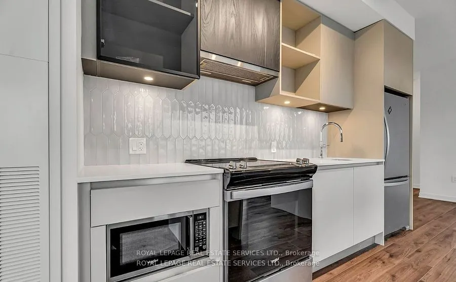 395 Dundas Street W, #317