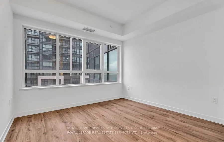 395 Dundas Street W, #317