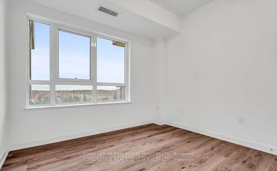 395 Dundas Street W, #317