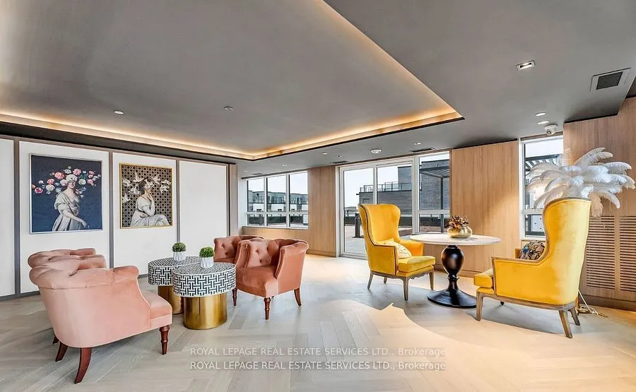 395 Dundas Street W, #317