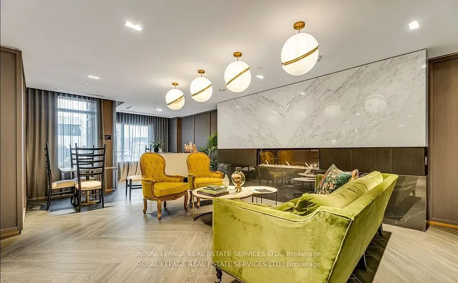 395 Dundas Street W, #317