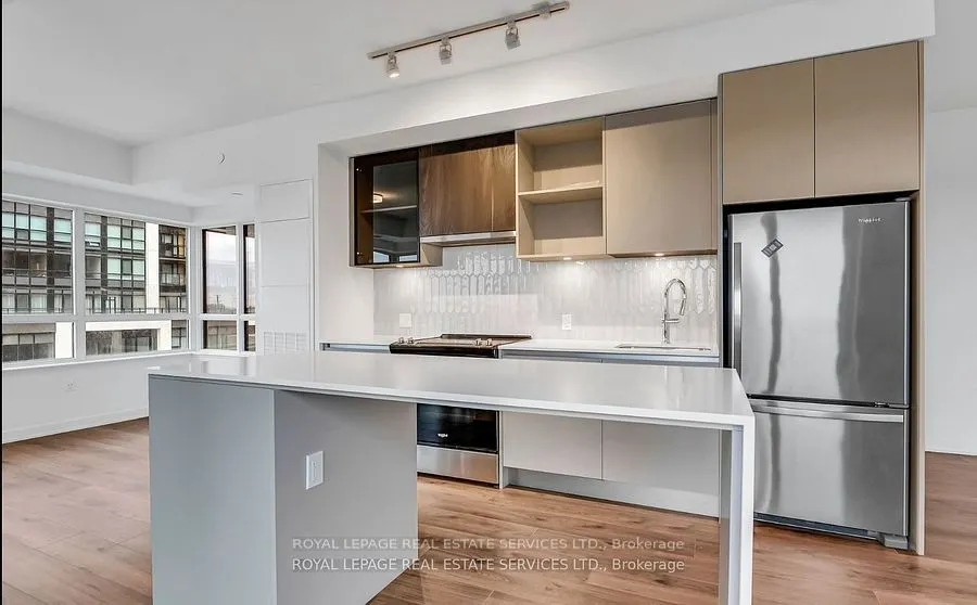 395 Dundas Street W, #317