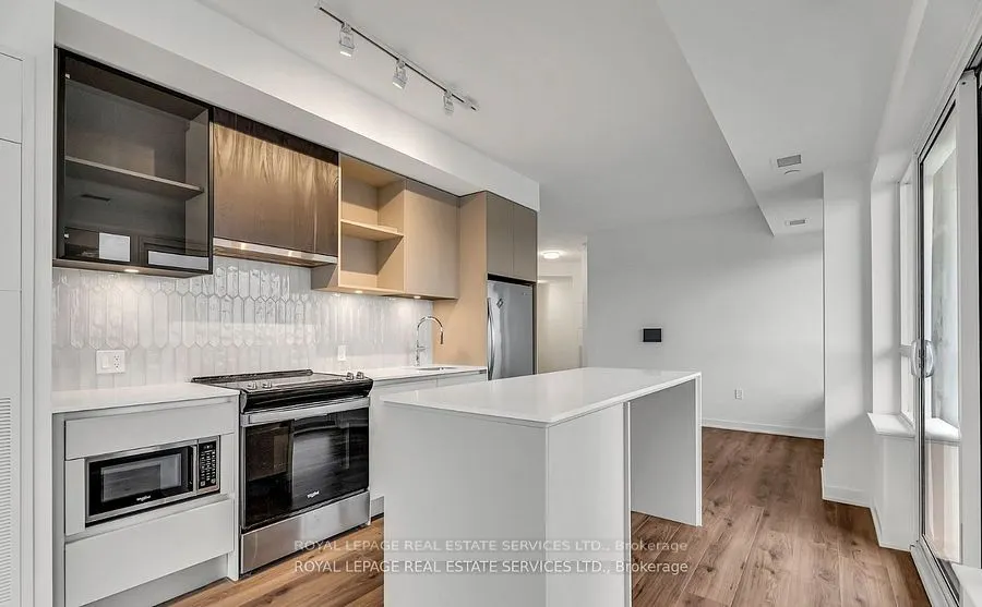 395 Dundas Street W, #317