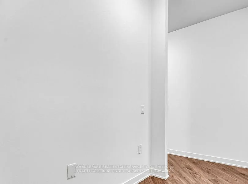 395 Dundas Street W, #317