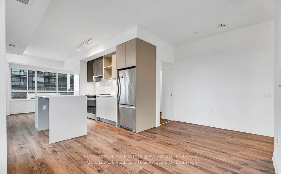395 Dundas Street W, #317