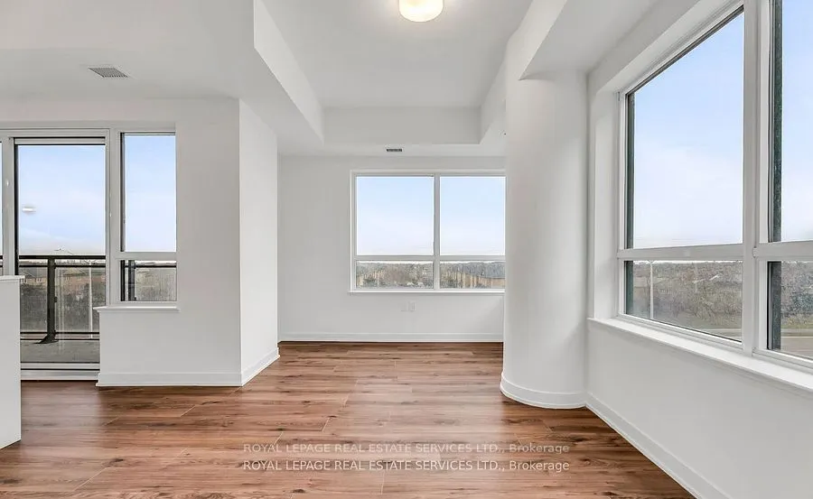 395 Dundas Street W, #317