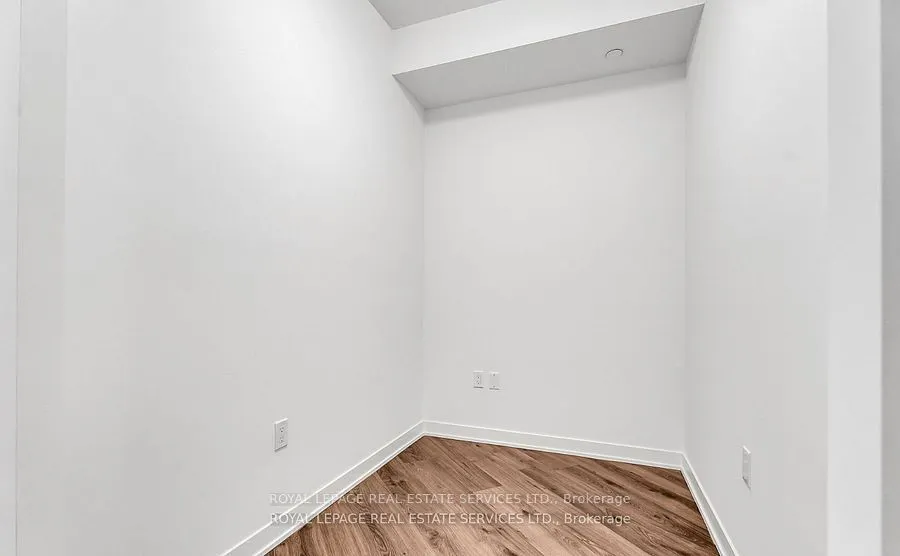 395 Dundas Street W, #317