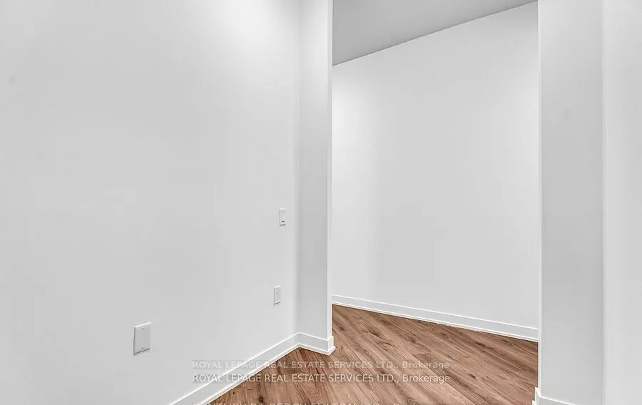 395 Dundas Street W, #317