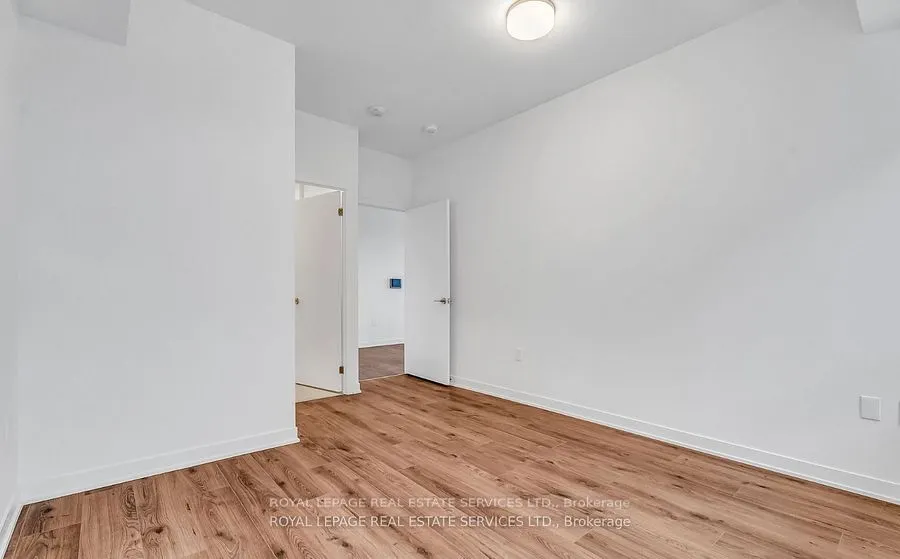 395 Dundas Street W, #317