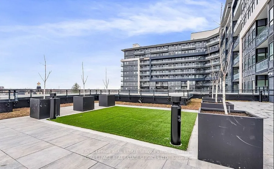 395 Dundas Street W, #317