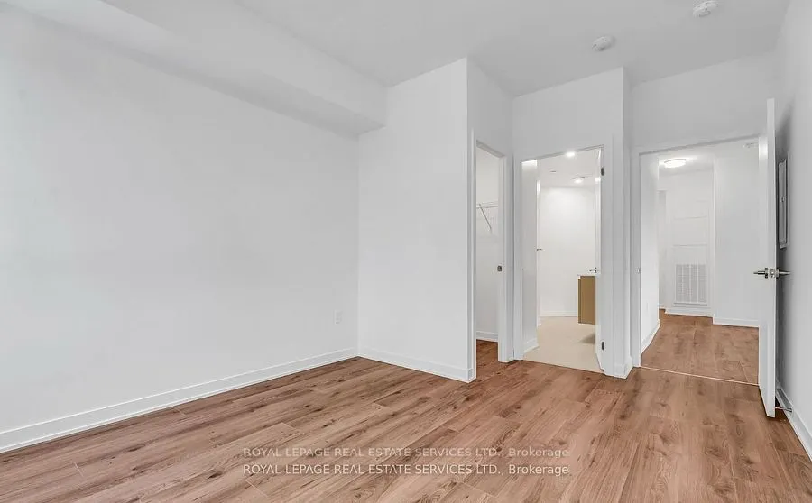 395 Dundas Street W, #317