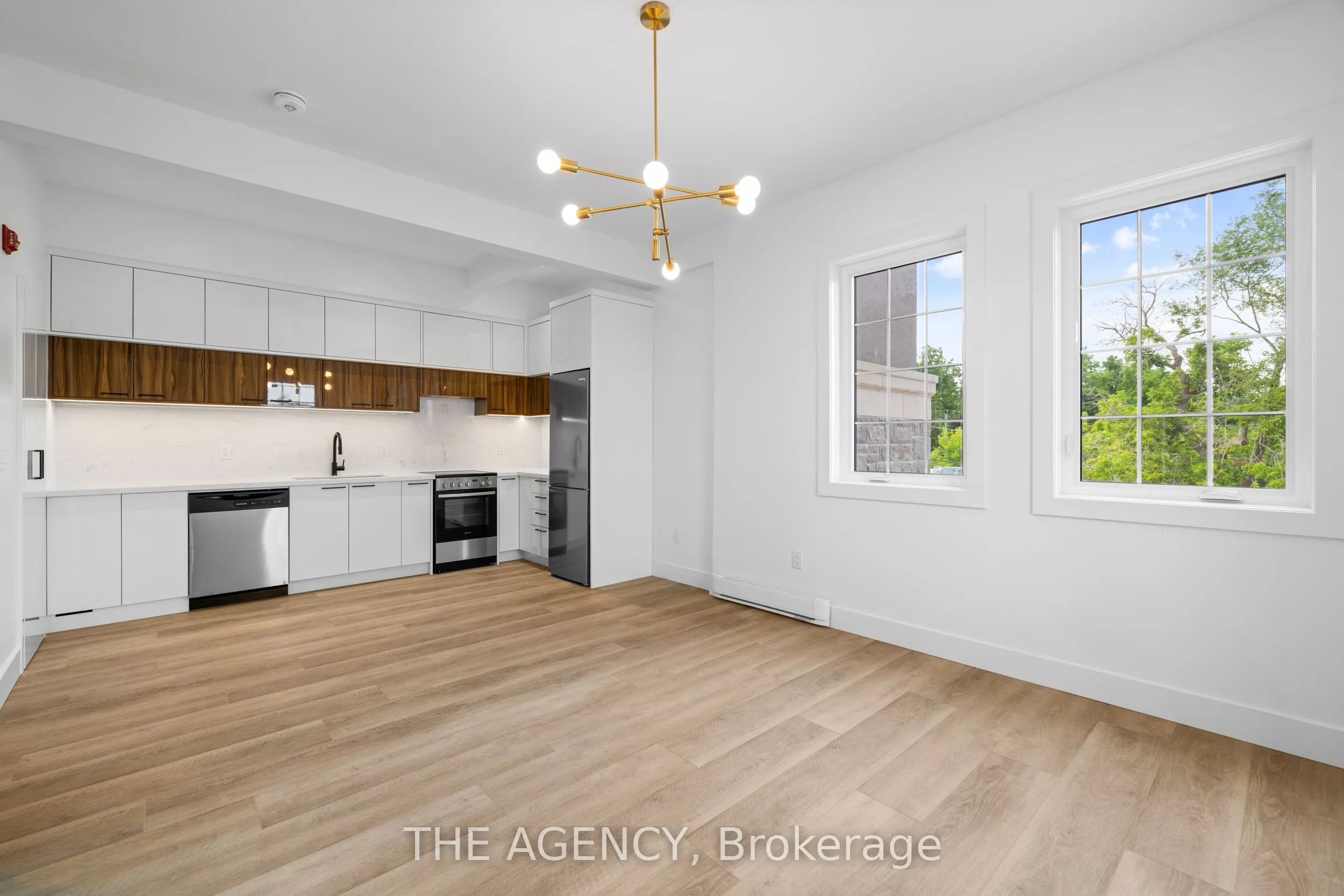 163 Main Street E, #304