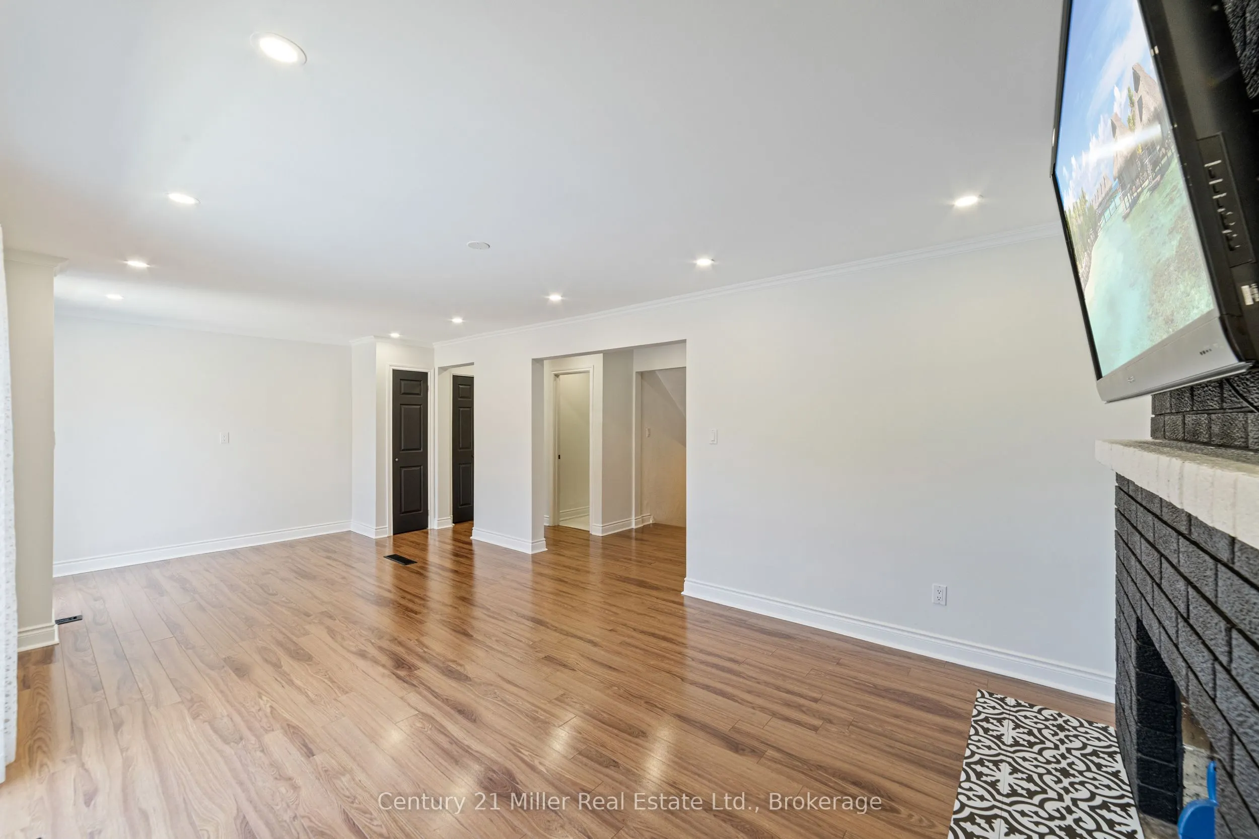1363 Harmsworth Square
