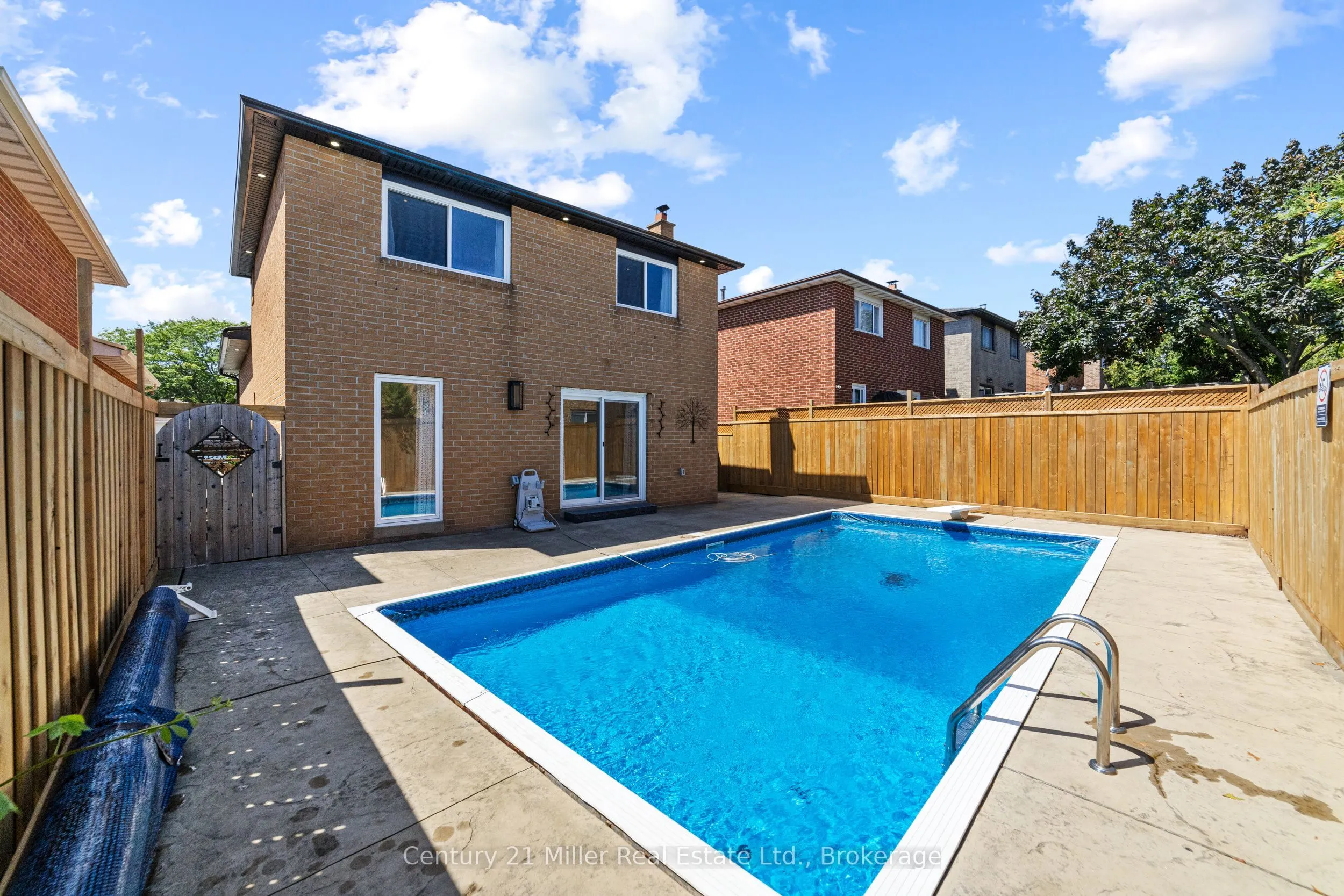 1363 Harmsworth Square