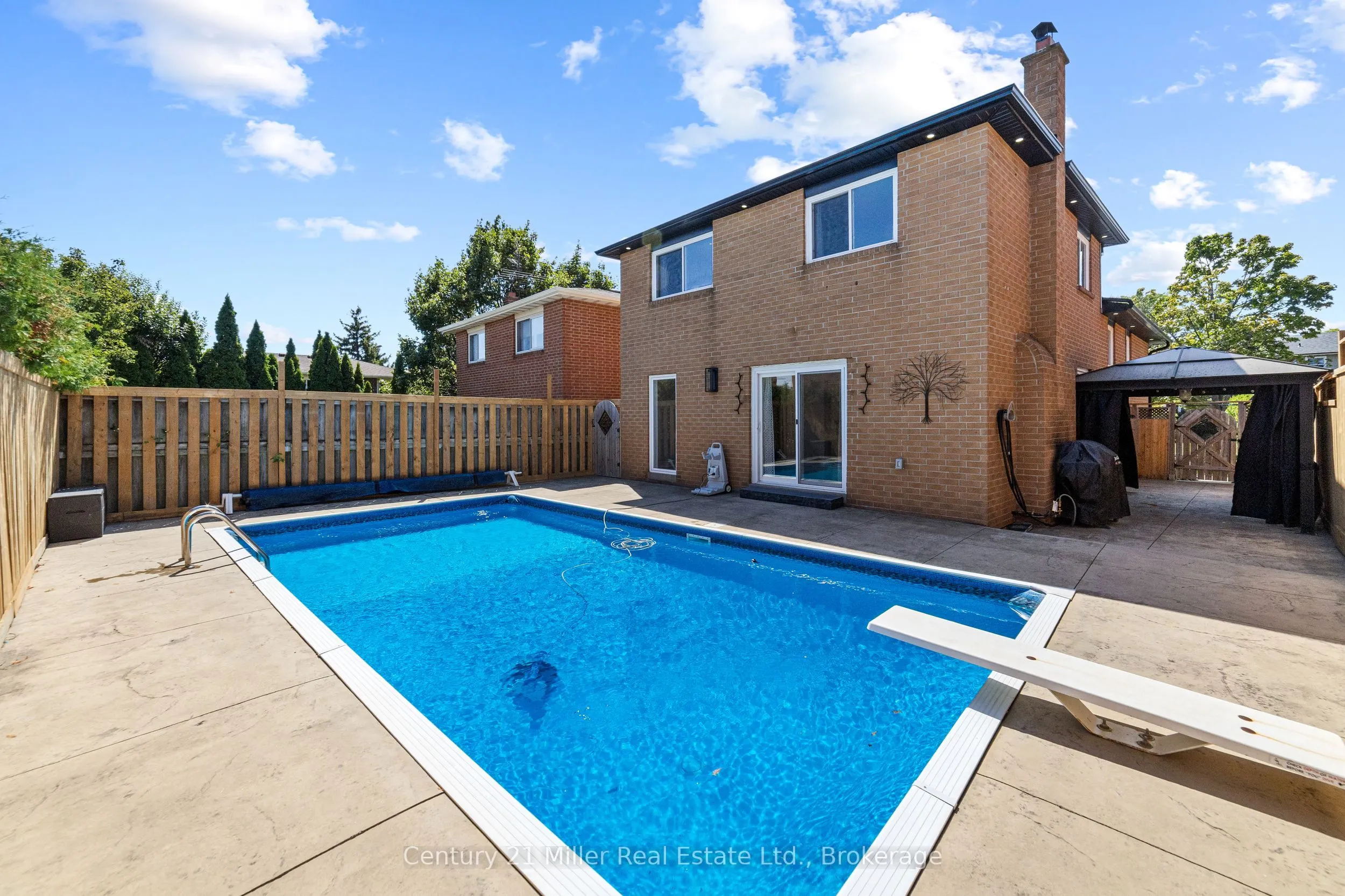1363 Harmsworth Square