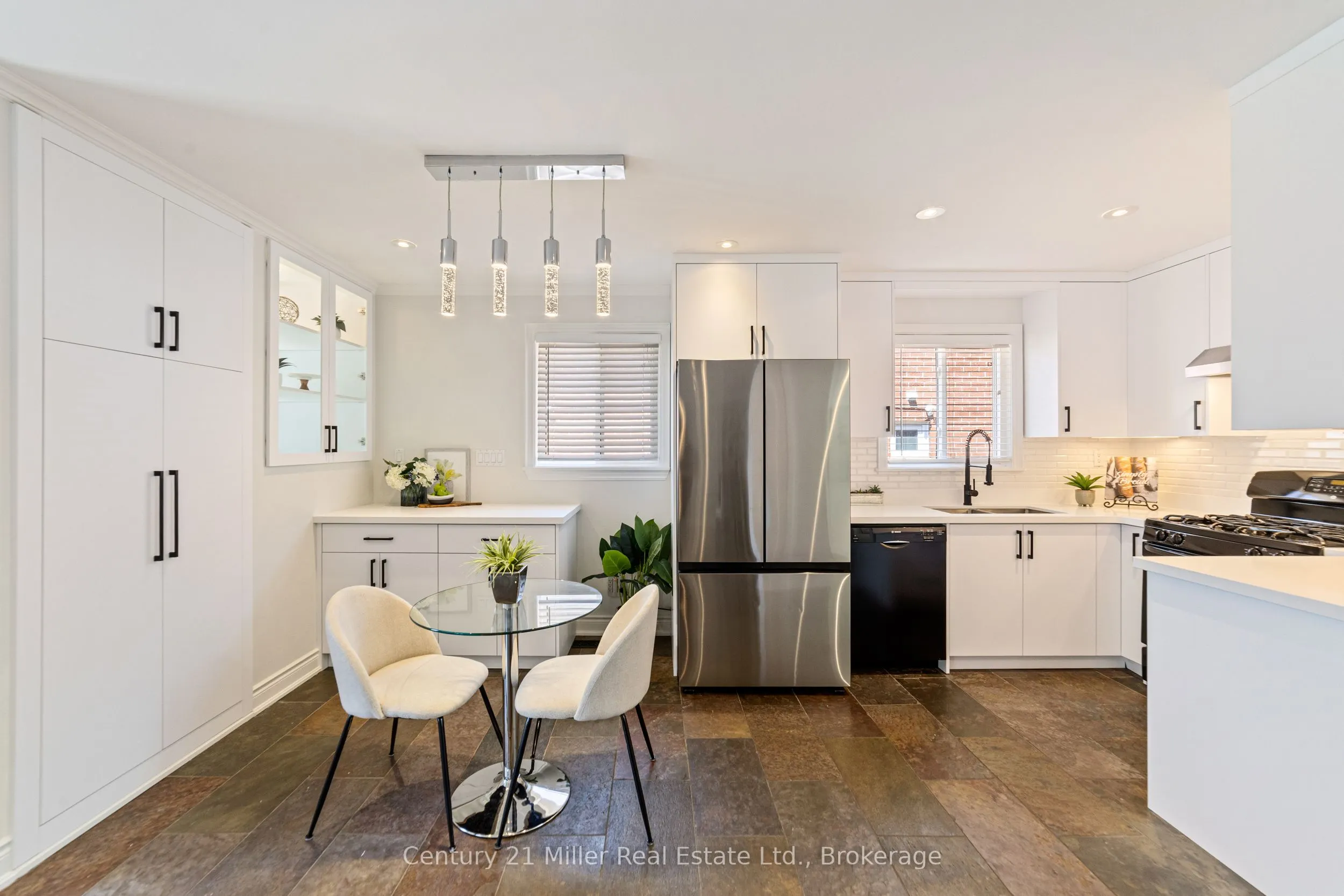 1363 Harmsworth Square