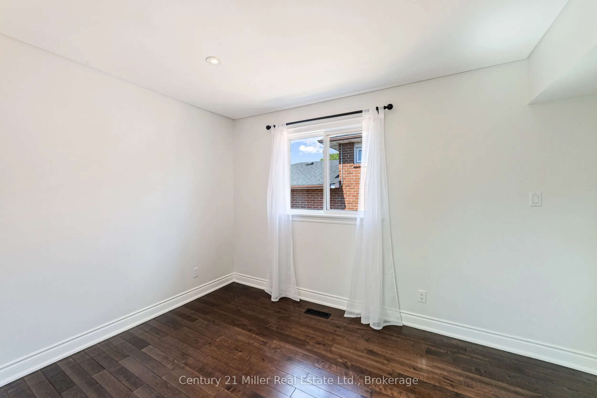 1363 Harmsworth Square