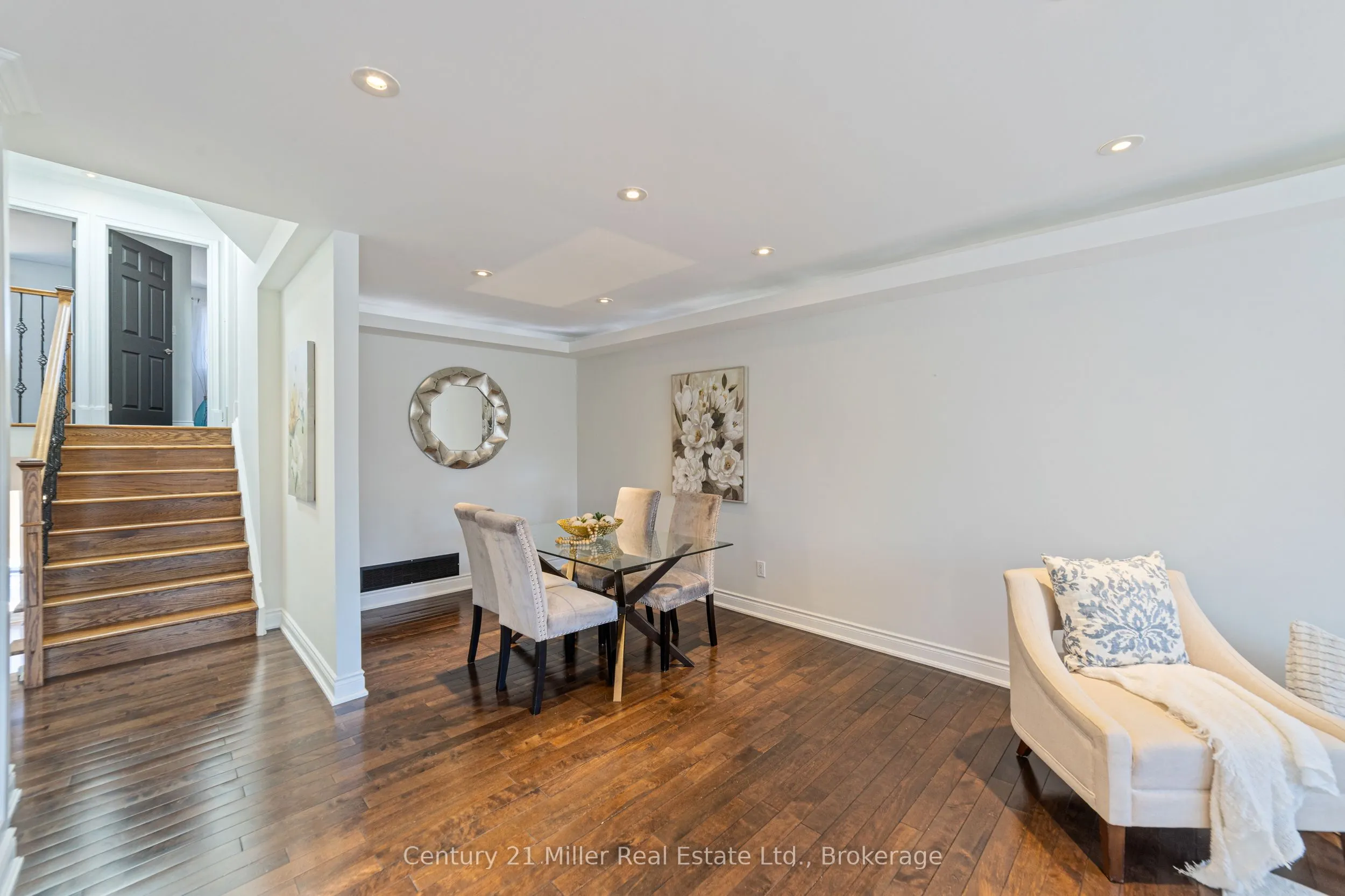 1363 Harmsworth Square